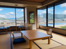 最上階5階に位置するコーナールーム　長良川　金華山・岐阜城を一望できる圧巻の景色、繰り広げられる長良川鵜飼いや開始の合図に上がる花火、また朝焼けがご連頂ける稀にみる絶景の客室でございます