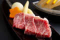 【夕食はダイニング】　リピーター様にも好評な　飛騨牛陶板焼がメインの旬の素材のご夕食