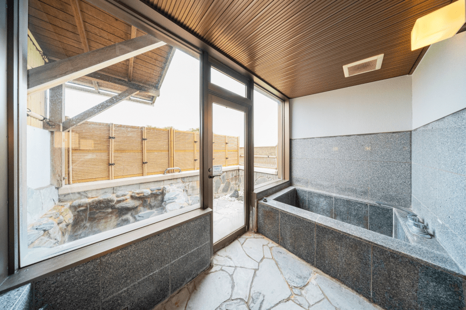 【客室露天風呂付　特別和洋室】　露天風呂