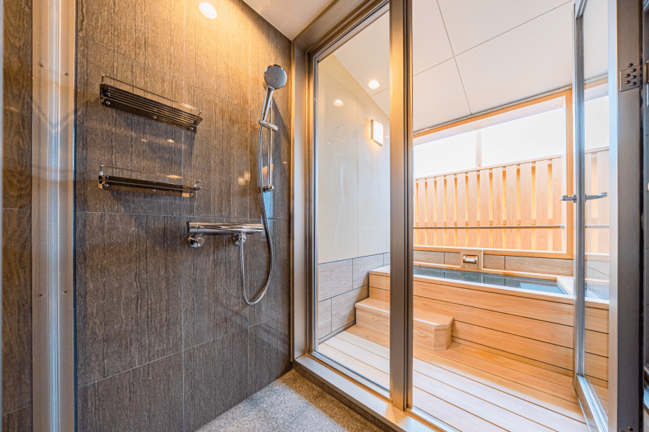 【半露天風呂】 ＜和モダンスイート・和モダンツイン＞地下2000ｍからくみ上げた温泉をお部屋でもお愉しみいただけます♪