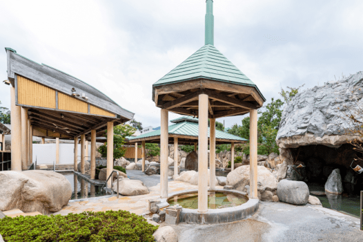 子供風呂 (女湯)　お子様用に浴槽を浅く丸くしているので、安心してお過ごしいただけます。