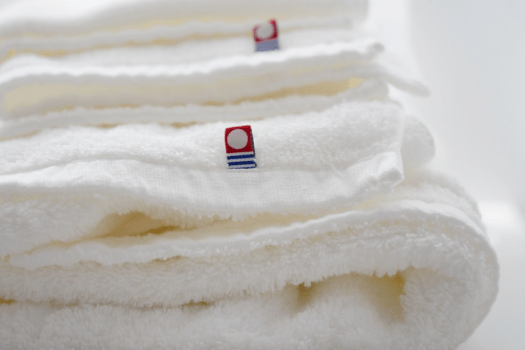 スーペリアフロアの客室には、使い心地の良い今治タオルを置いています。