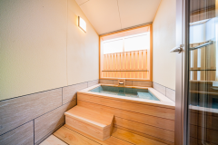 【半露天風呂】 ＜和モダンスイート・和モダンツイン＞地下2000ｍからくみ上げた温泉をお部屋でもお愉しみいただけます♪