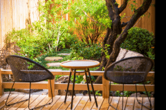 縁側風のテラスで、湯上りの夕涼み、月夜の一杯、目覚めの珈琲も（A棟）