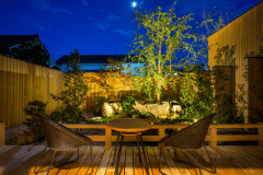 縁側風のテラスで、湯上りの夕涼み、月夜の一杯、目覚めの珈琲も（B棟）