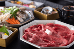 お部屋での「つやま和牛」のすき焼きディナーセットをお愉しみください（イメージ）