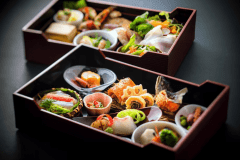 お部屋で目にも鮮やかな御膳をお愉しみください（イメージ）