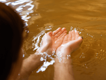 【大浴場】源泉掛け流しの温泉は“名湯”としても好評の泉質を誇り、旅の疲れも湯に流してくれます。