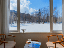 【客室イメージ】大きな窓から見える一面白銀の世界。運が良ければ動物たちが挨拶に来るかも？
