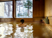 【大浴場】しんしんと降る雪景色を眺めながら、源泉掛け流しの名湯に芯から癒される贅沢