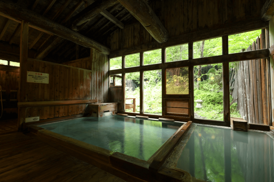 内湯。あつ湯とぬる湯がございます。