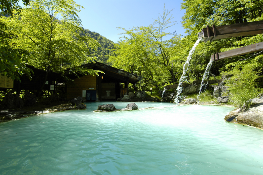 初夏・新緑萌える野天風呂