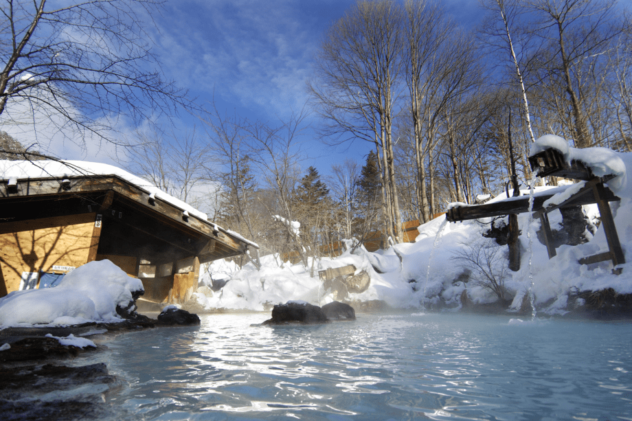 冬の晴れ間と雪見野天風呂