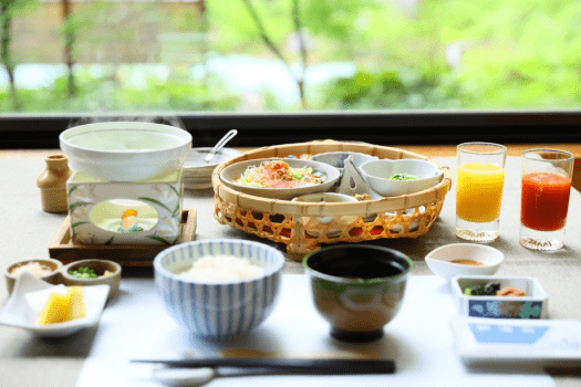 身体に優しい朝ごはん。温かい温泉粥が身体に染みわたります。