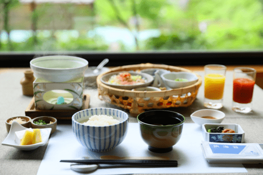 身体に優しい朝ごはん。温かい温泉粥が身体に染みわたります。