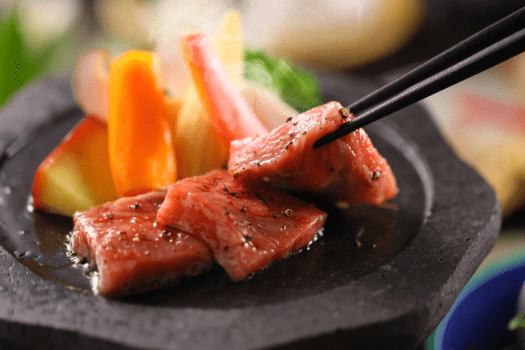 メインの石焼料理。「霜降り黒毛和牛」は上質な脂がとろり口に広がります。