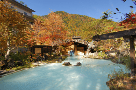 紅葉に包まれる大野天風呂