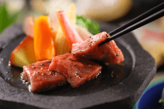 メインの石焼料理。「霜降り黒毛和牛」は上質な脂がとろり口に広がります。