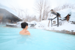 白濁湯だから女性でも安心の混浴露天で雪見風呂を満喫