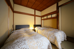 本館【小梨konashi】和室6+6畳。居間部分とベッドルームが分かれていて、ゆったりご滞在いただけます。