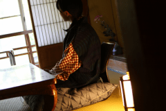 本館和室6畳【和楽】　「こうやって窓の外を眺めてのんびりしていると、時が止まりそうね…」