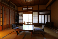 本館和室8畳【楽】・・・旅情たっぷりのお部屋です。湯治気分をご満喫下さい。