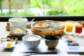 身体に優しい朝ごはん。温かい温泉粥が身体に染みわたります。