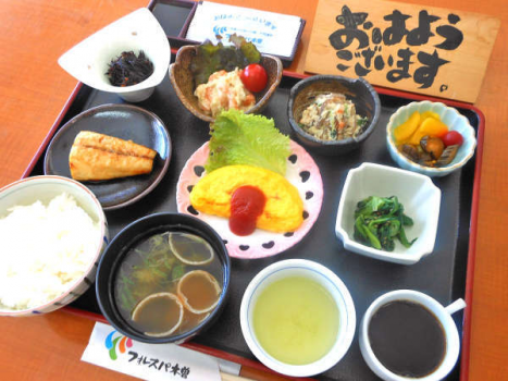 *【朝食一例】焼き魚や玉子料理などバランスの良い和朝食。献立は季節により異なります