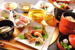 夕食一例
季節の旬の食材を使用したその時期ならではの一品をご用意してお待ちしております。