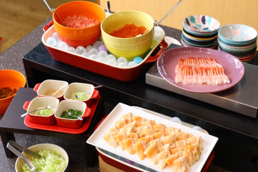 【朝食ビュッフェ】自分だけのオリジナル海鮮丼をお楽しみください。