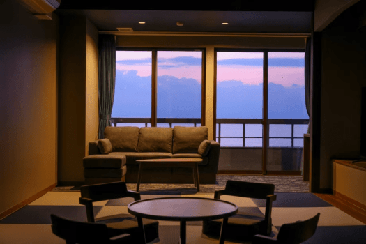 【心落ち着く和モダン客室B】リニューアルされたお部屋から日の出と海が見えます。