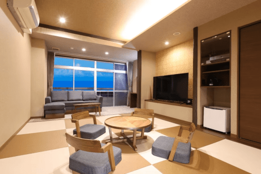 【心落ち着く和モダン客室B】リニューアルされたお部屋から海が見えます。