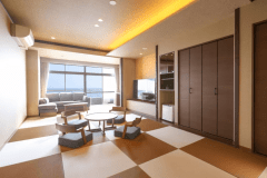 【心落ち着く和モダン客室B】リニューアルされたお部屋から海が見えます。