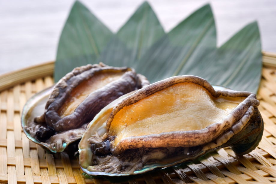 プリプリの歯ごたえ！美味しい鮑を陶板焼きでご用意！