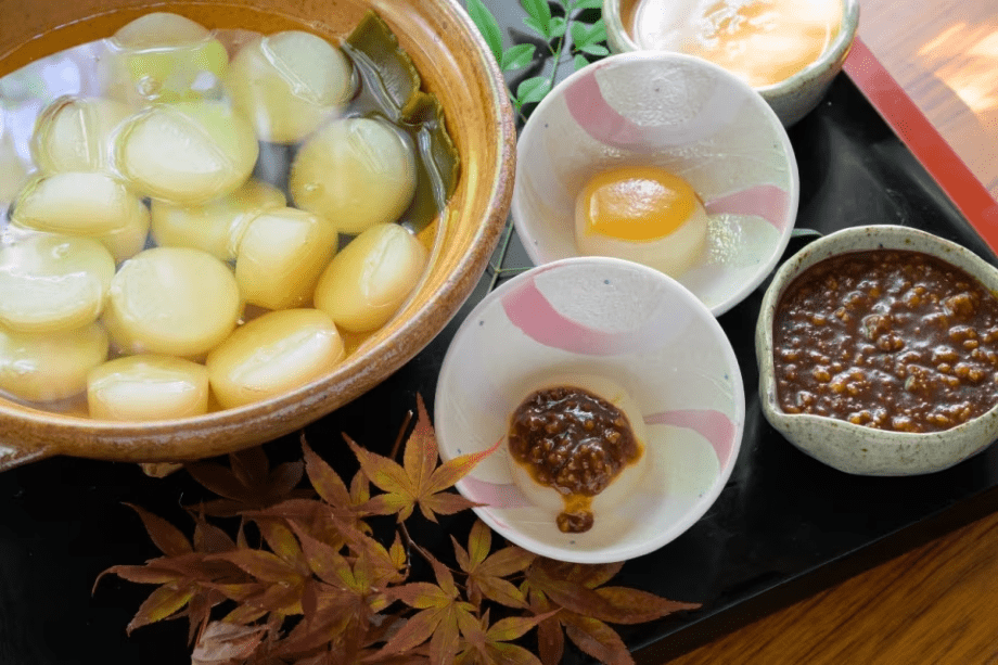 やわらかい大根に味噌をたっぷりつけて。体温まる一品です。