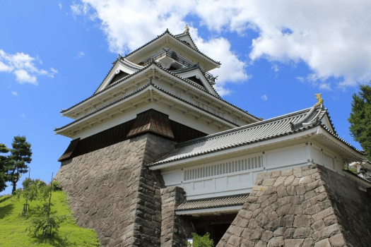 上山城は当館より徒歩約5分です