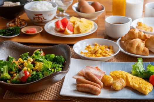 和洋中とバラエティ豊かな朝食メニュー。山形のご当地食材も豊富に。