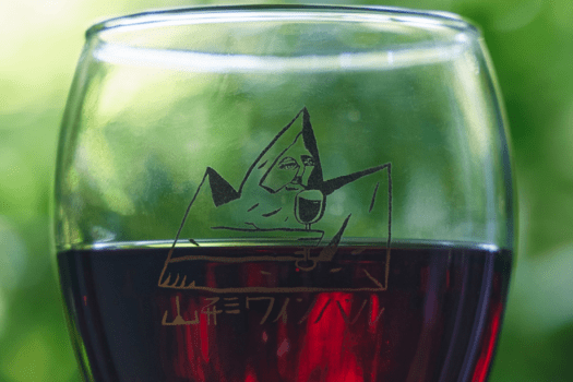 ワインバルのロゴ入りグラスの引換券付きです（写真は一例）