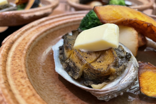 プリプリの美味しい鮑を陶板焼きでご用意致します。