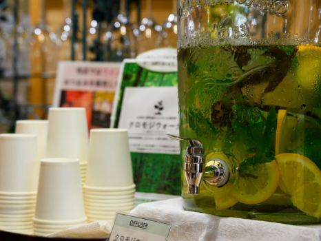 庭園を眺めるフリーラウンジ「カフェ仙渓園」自家製のフレーバーウォーターをご用意。