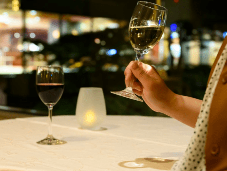 庭園を眺めるフリーラウンジ「カフェ仙渓園」夜はワインバーに変身。山形のワインをお楽しみください（有料）