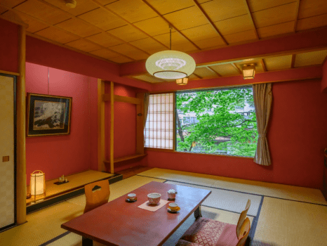 【庭園ビューテラス付ツインベッド和洋室】お部屋によって壁の色など異なる趣のあるお部屋。