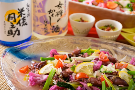 旬のホタルイカのお供には、地酒をチョイス。春の美味をご賞味ください。