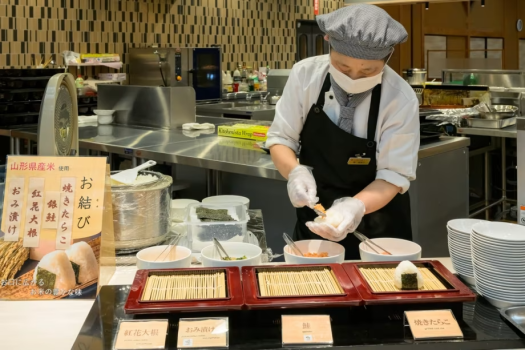 定番から変わり種まで、具材の種類も豊富なおむすびをどうぞ！