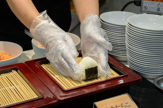 ほかほかのおむすびで味わう、日本の朝食。