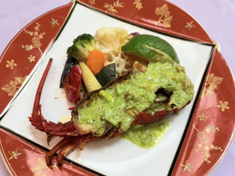 弾力のある食感と豊かな味わいを楽しめる、ロブスターのハワイアンロースト。
