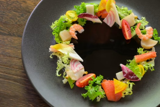 盛り付けも華やかに。特別な夜に心ときめくディナーをご用意。