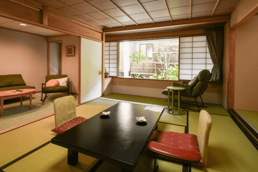 【仙渓園「蔦」温泉バス付和室】窓に面した和室にはリクライニングチェアを。思い思いに寛ぎいただけます
