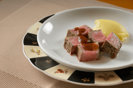 厚切りステーキをライブキッチンで焼き上げ、春らしい抹茶塩で味わう贅沢な一皿。