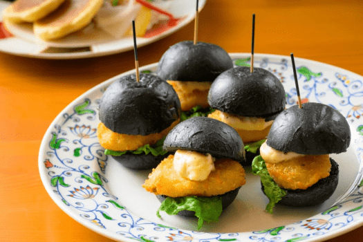 見た目のインパクトも抜群！炭バンズのフィッシュサンド。